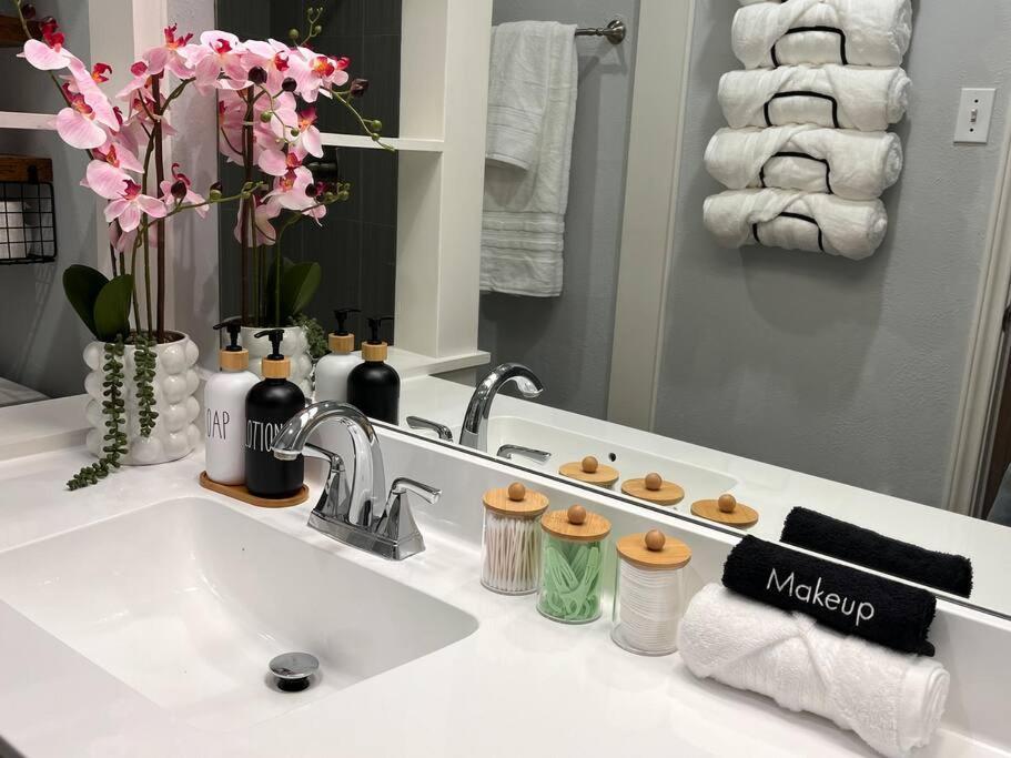 Healing Haven King Bed Suite Dallas Zewnętrze zdjęcie